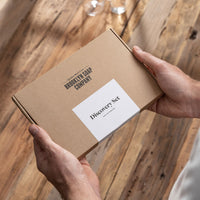 Discovery Set für Männer von der Brooklyn Soap Company in hochwertiger Verpackung mit Duftbeschreibung und Teststreifen zum einfachen Ausprobieren aller 10 Düfte - ideal als Geschenk für Papa, Bruder oder Freund.