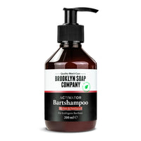 Das Activator Bartshampoo von der Brooklyn Soap Company mit Koffein und Panthenol reinigt das Barthaar sanft, stärkt es und sorgt für ein gepflegtes Bartgefühl.