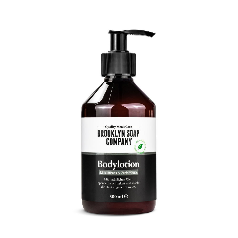 Brooklyn Soap Company Bodylotion mit Muskatnuss und Zedernholz, spendet intensive Feuchtigkeit mit natürlichen Ölen und sorgt für angenehm weiche Haut, in praktischer Pumpflasche.