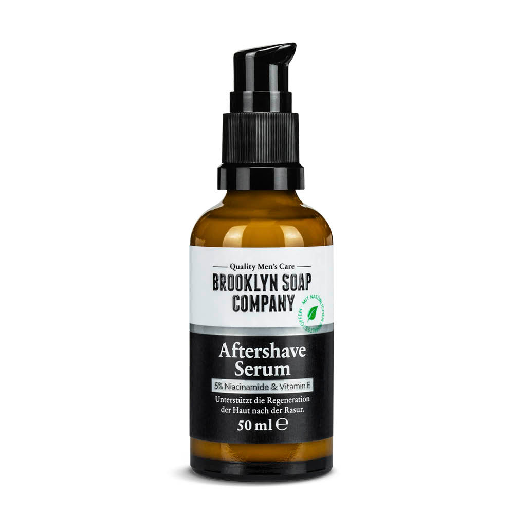 Das Aftershave Serum von der Brooklyn Soap Company ist die optimale Pflege nach der Haut für Männer. Es wirkt hautberuhigend und lindert Hautreizungen und Irritationen wie z.B. Hautrötungen nach der Rasur. Mit hochwertigen natürlichen Inhaltsstoffen, Vitamin E und Niacinamid ist es perfekt für gesunde Männerhaut.
