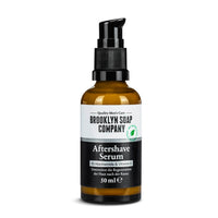 Das Aftershave Serum von der Brooklyn Soap Company ist die optimale Pflege nach der Haut für Männer. Es wirkt hautberuhigend und lindert Hautreizungen und Irritationen wie z.B. Hautrötungen nach der Rasur. Mit hochwertigen natürlichen Inhaltsstoffen, Vitamin E und Niacinamid ist es perfekt für gesunde Männerhaut.