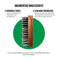 Seitlich gezeigte Bartbürste vor grünem Hintergrund, mit Fokus auf geöltes Rosenholz und Sisalhanf als Naturborsten.
