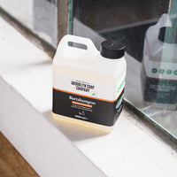 Nachfüllkanister für das Bartshampoo von der Brooklyn Soap Company 1000 ml mit Zedernholz- und Wacholderduft zur sanften Reinigung und Pflege von Barthaar und Haut.