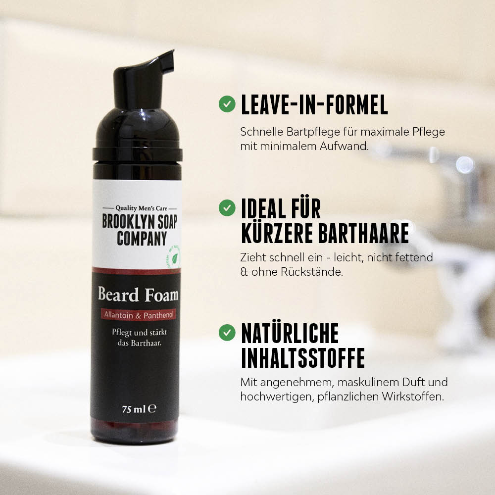 Beard Foam Flasche steht im Badezimmer, daneben Vorteile wie Leave-in-Formel, ideal für kurze Barthaare und natürliche Inhaltsstoffe.