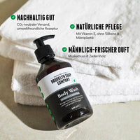 Body Wash auf weißen Handtüchern mit Text zu nachhaltiger Verpackung, natürlicher Pflege und würzig-frischem Duft.