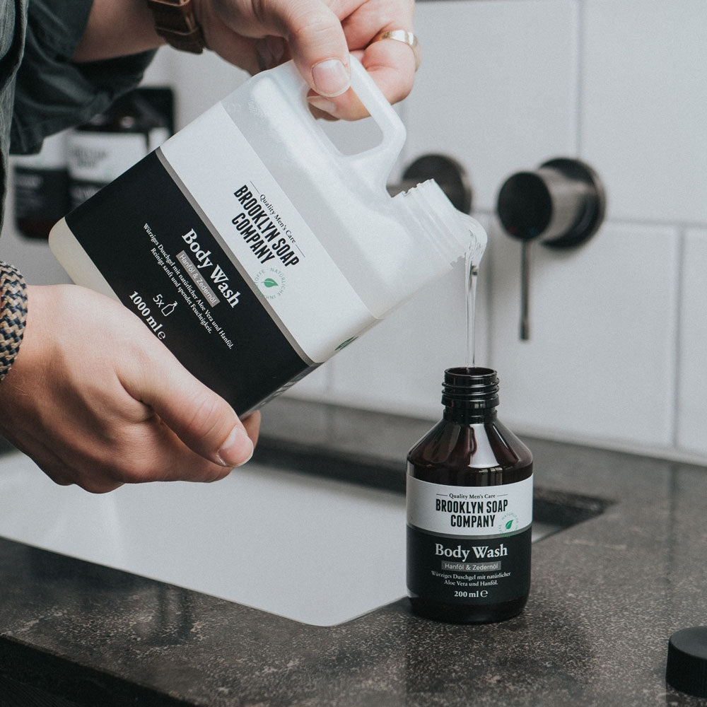 Sanftes Body Wash für Männer von der Brooklyn Soap Company im praktischen Nachfüllkannister für weniger Plastikmüll.