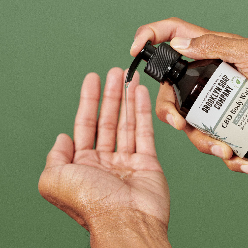 Das CBD Body Wash für Männer von der Brooklyn Soap Company reinigt sanft und trocknet nicht aus. Dank seiner hautfreundlichen Formulierung ist es besonders für empfindliche Hauttypen geeignet.