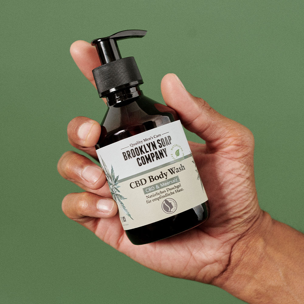 Das CBD Body Wash von der Brooklyn Soap Company für Männer hat einen holzig-frischen Duft nach Zedernholz und Eukalyptus und enthält echtes CBD und Meersalz.