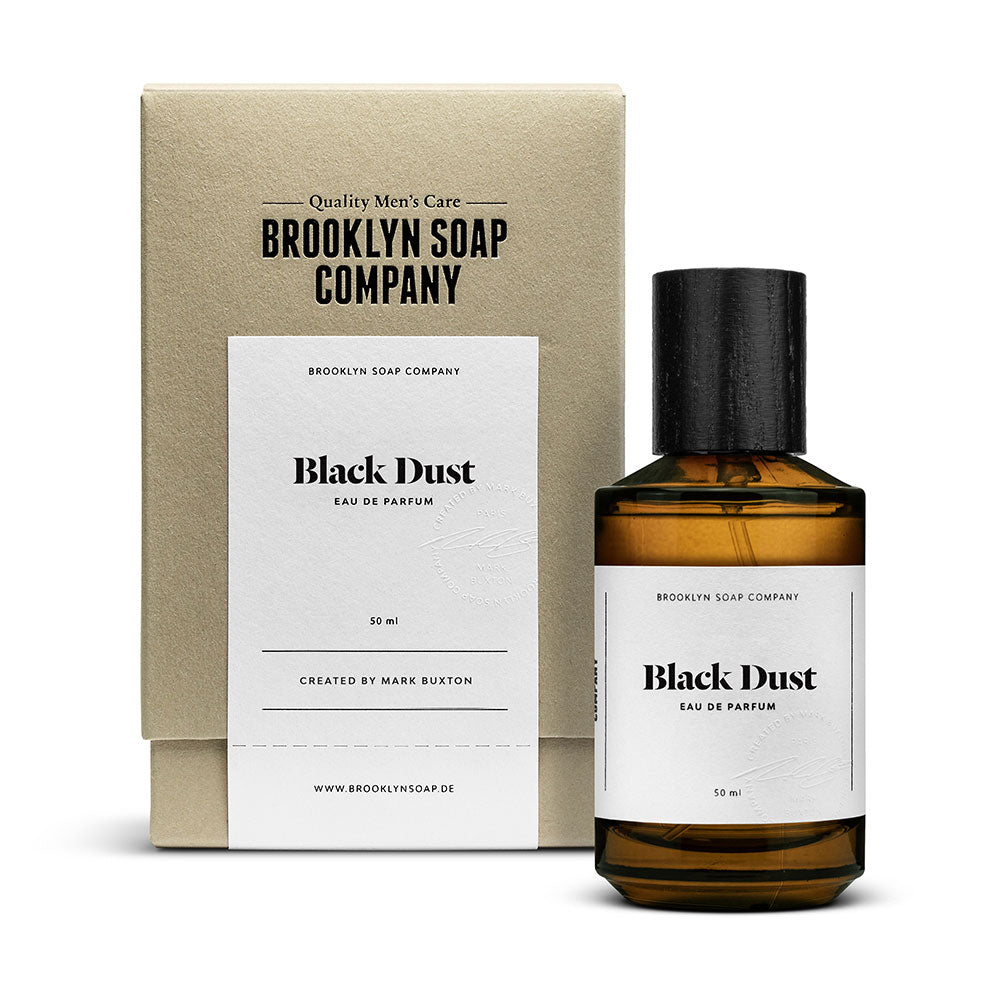 Black Dust von der Brooklyn Soap Company – ein intensiver Herrenduft mit würzigen, holzigen und süßlichen Noten, perfekt für abendliche Auftritte.