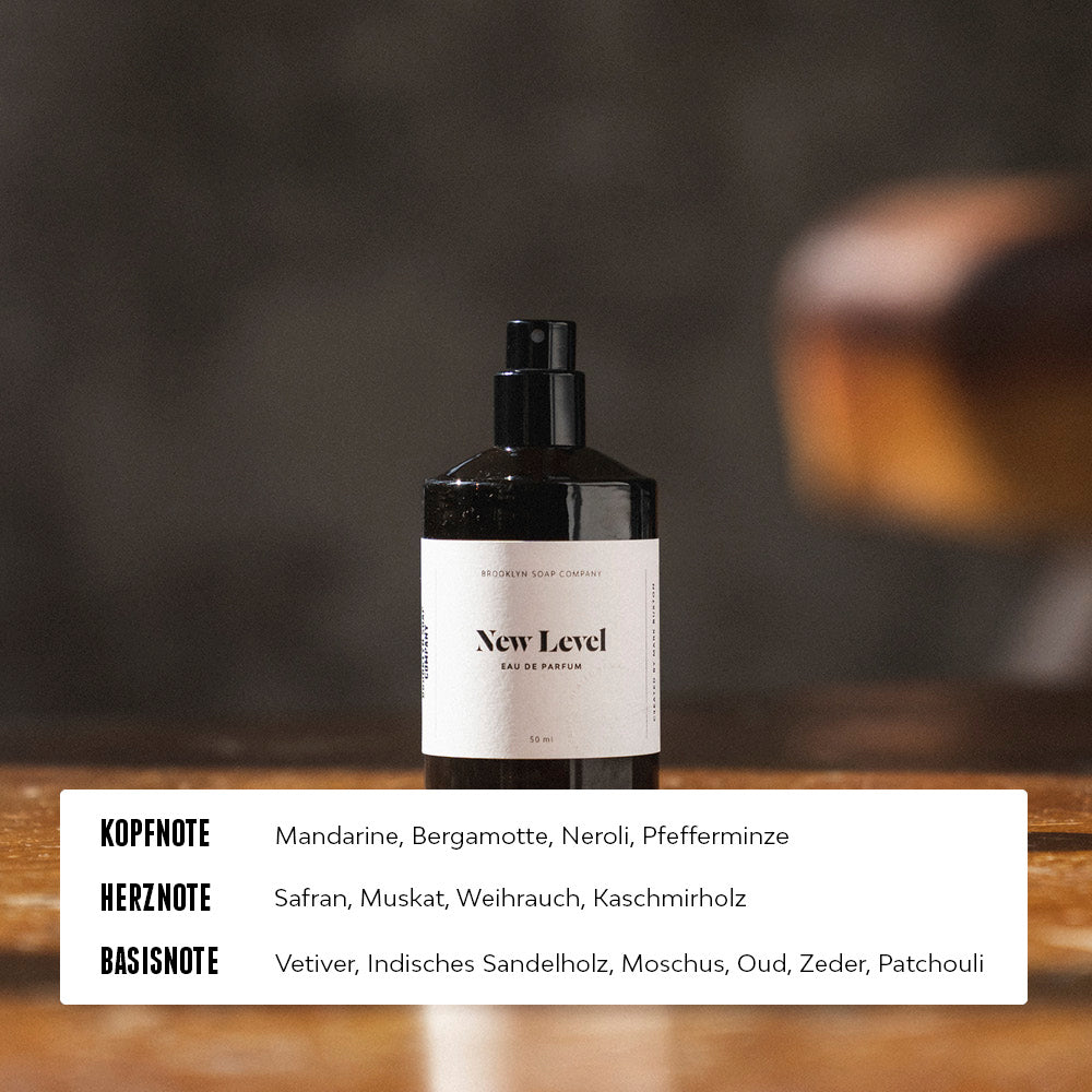 New Level von der Brooklyn Soap Company: Herrenduft mit frischer Kopfnote aus Mandarine, Bergamotte und Pfefferminze, würziger Herznote mit Safran und Weihrauch sowie einer warmen Basisnote aus Vetiver, Sandelholz, Oud und Patchouli.