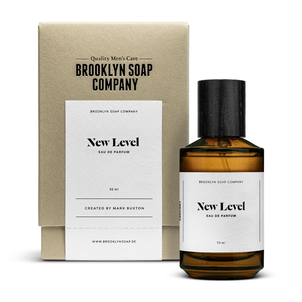 New Level von der Brooklyn Soap Company: Ein würzig-frischer Herrenduft mit fruchtigen Kopfnoten und einer holzigen, leicht süßlichen Basis.