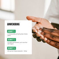Zwei Hände beim Einreiben der Handseife, daneben eine Schritt-für-Schritt-Anleitung zur Anwendung.