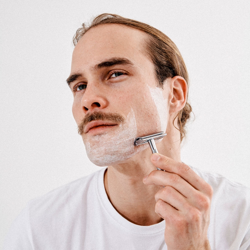 Der Rasierhobel im Set mit 100 Rasierklingen von der Brooklyn Soap Company ist besonders sicher bei der Anwendung: Bart oder Haut anfeuchten, Rasiercreme oder Rasiergel auftragen, den Rasierhobel im 30-Grad-Winkel ohne Druck über die Haut führen, regelmäßig ausspülen, für eine gründliche und hautschonende Nassrasur.