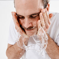 Das Rasierhobel Set von der Brooklyn Soap Company für eine glatte und präzise Rasur mit minimaler Hautreizung – ideal für empfindliche Männerhaut, sorgt für ein frisches Hautgefühl und ein gepflegtes Gesamtbild.