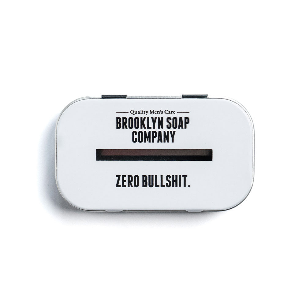 Die Rasierklingenbox aus Edelstahl von der Brooklyn Soap Company ist die perfekte Lösung zur sicheren und hygienischen Aufbewahrung benutzter Rasierklingen. Die langlebige Klingenbox aus rostfreiem Edelstahl schützt vor Verletzungen und sorgt für eine ordentliche Entsorgung gebrauchter Klingen. Ideal für Männer, die auf eine nachhaltige und sichere Rasur setzen. Die Box fasst zahlreiche Klingen und passt perfekt ins Badezimmer oder Reisegepäck. Robust, rostfrei und umweltfreundlich.