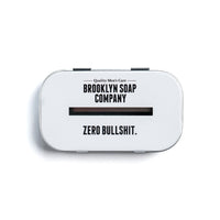 Die Rasierklingenbox aus Edelstahl von der Brooklyn Soap Company ist die perfekte Lösung zur sicheren und hygienischen Aufbewahrung benutzter Rasierklingen. Die langlebige Klingenbox aus rostfreiem Edelstahl schützt vor Verletzungen und sorgt für eine ordentliche Entsorgung gebrauchter Klingen. Ideal für Männer, die auf eine nachhaltige und sichere Rasur setzen. Die Box fasst zahlreiche Klingen und passt perfekt ins Badezimmer oder Reisegepäck. Robust, rostfrei und umweltfreundlich.