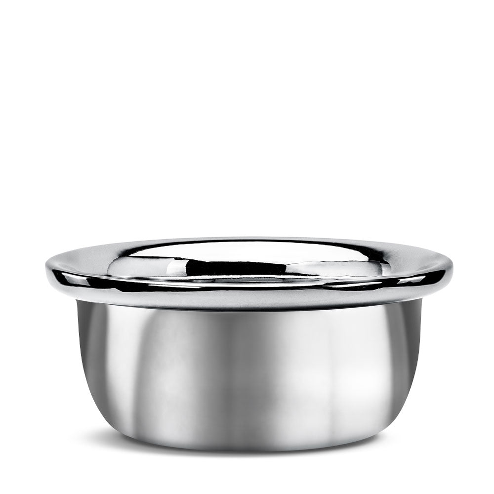 Die Rasierschale von der Brooklyn Soap Company ist die perfekte Ergänzung für die klassische Nassrasur mit Rasierseife und Rasierpinsel. Gefertigt aus einer hochwertigen Zinklegierung überzeugt die Schale durch ihre besondere Langlebigkeit und Robustheit. Die glatte Oberfläche erleichtert das Aufschlagen von dichtem, cremigem Schaum für eine gründliche und angenehme Rasur. Ein Rasurklassiker in Barbershop-Qualität, der sowohl im täglichen Gebrauch als auch als stilvolles Accessoire im Badezimmer überzeugt.