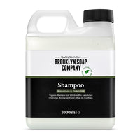 Der Shampoo Refill Kanister von der Brooklyn Soap Company spart Kosten und Plastik. Mit seinem angenehmen Duft nach Muskatnuss und Zedernholz reinigt das vegane Shampoo für Männer Haare und Kopfhaut gründlich und ohne auszutrocknen.