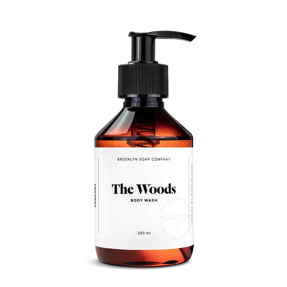The Woods Body Wash von der Brooklyn Soap Company mit elegant-holzigem Duft und pflegenden Inhaltsstoffen für Haut und Haar.