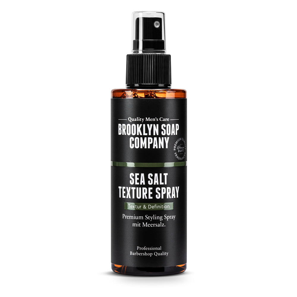Das Sea Salt Texture Meersalz Spray von der Brooklyn Soap Company ist das ideale Stylingprodukt für Männer, die Volumen, Textur und ein natürliches Finish suchen. Das texturierende Stylingspray verleiht sofortiges Volumen und Definition und sorgt für einen lässigen Look ohne zu beschweren.