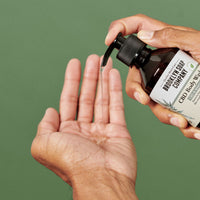 Das CBD Body Wash für Männer von  der Brooklyn Soap Company reinigt sanft und trocknet nicht aus. Dank seiner hautfreundlichen Formulierung ist es besonders für empfindliche  Hauttypen geeignet. 