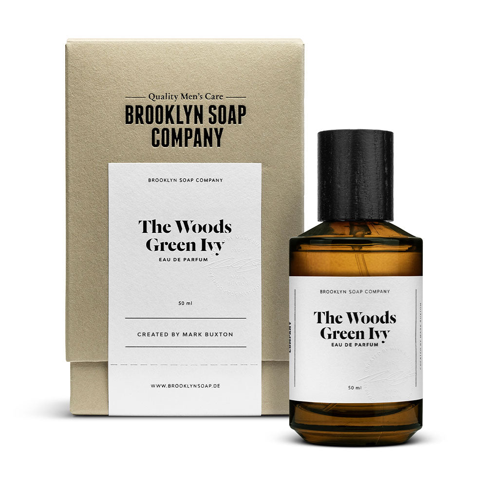 The Woods Green Ivy ist ein holzig-grüner Herrenduft von der Brooklyn Soap Company. Der vielseitige, belebende Nischenduft mit isch-grünen Noten von Minze, Apfel, Veilchen und Zedernholz ist besonders langanhaltend und perfekt als Geschenk. 