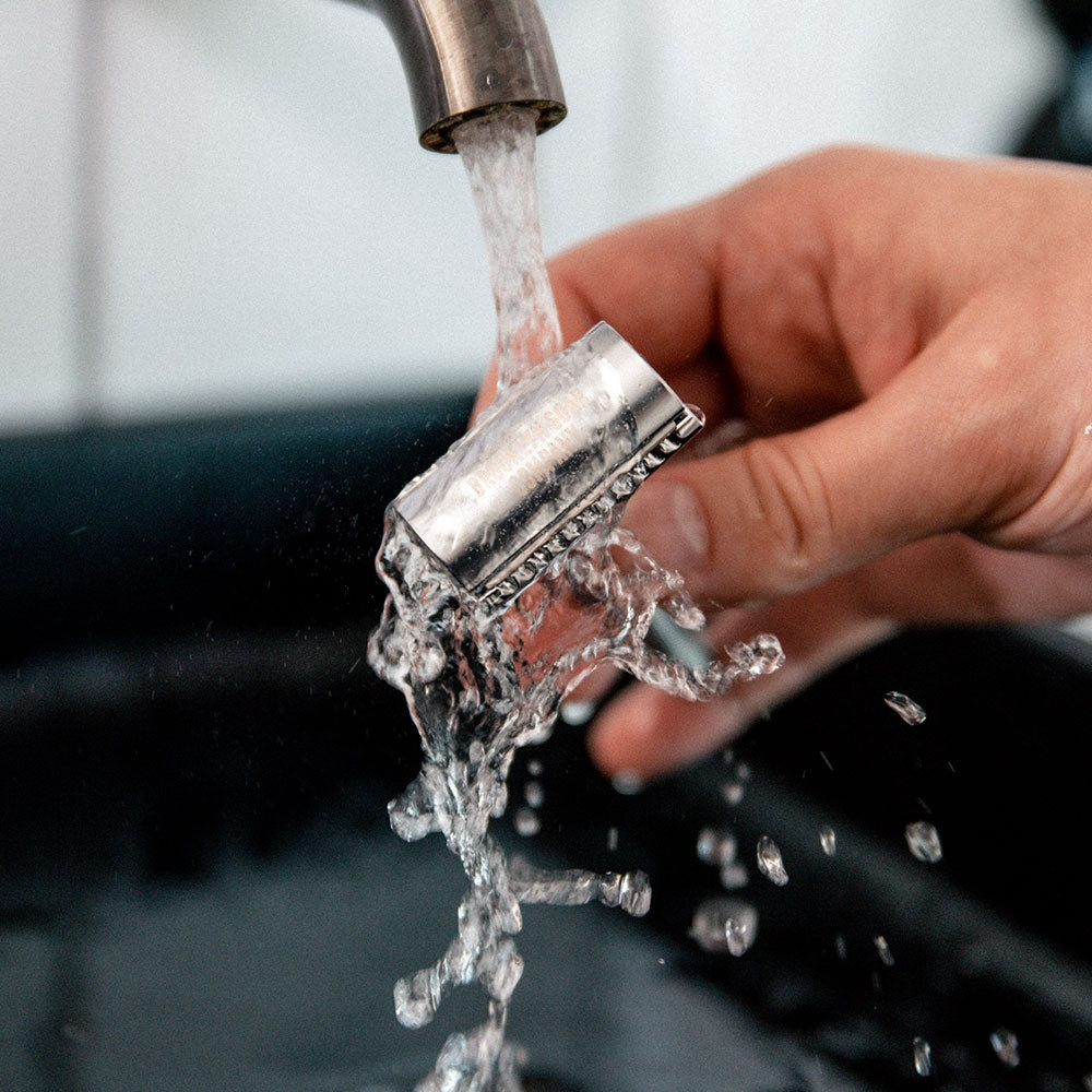 Der Rasierhobel im Set mit einem Jahresvorrat Rasierklingen von der Brooklyn Soap Company aus hochwertigem Edelstahl lässt sich ganz einfach und sicher und fließendem Wasser reinigen. So sorgt er für eine hygienische, einfache Rasur bei Männern. 