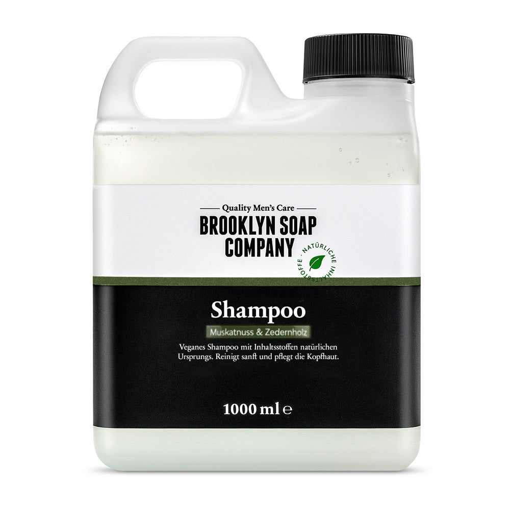 Der Shampoo Refill Kanister von der Brooklyn Soap Company spart Kosten und Plastik. Mit seinem angenehmen Duft nach Muskatnuss und Zedernholz reinigt das vegane Shampoo für Männer Haare und Kopfhaut gründlich und ohne auszutrocknen. 